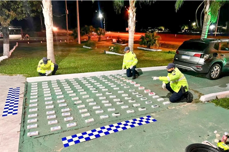 Ocultaban más de cien celulares en compartimentos secretos y fueron interceptados en la autovía 14