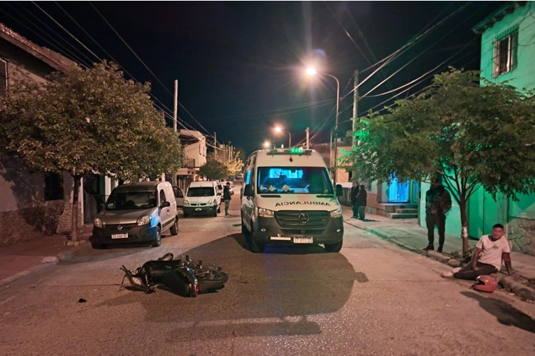 Detuvieron a un motociclista tras un grave choque contra un auto estacionado