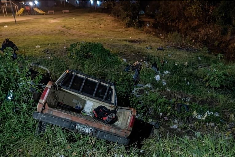Una camioneta cayó al arroyo Manzores tras chocar contra el puente en plena madrugada