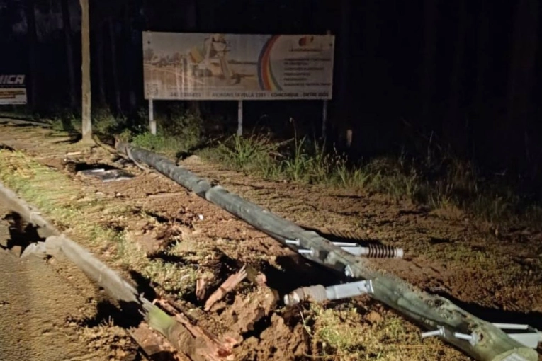 Un choque contra un poste provocó un corte de energía en la zona norte de Concordia