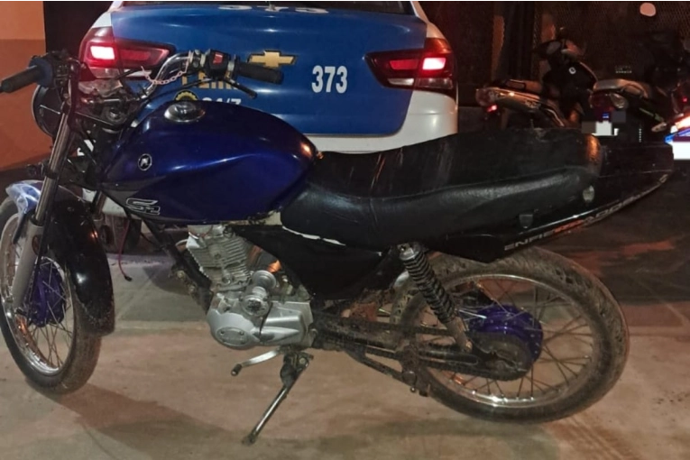 Robó una moto y violó una restricción judicial para acercarse a la casa de su ex pareja