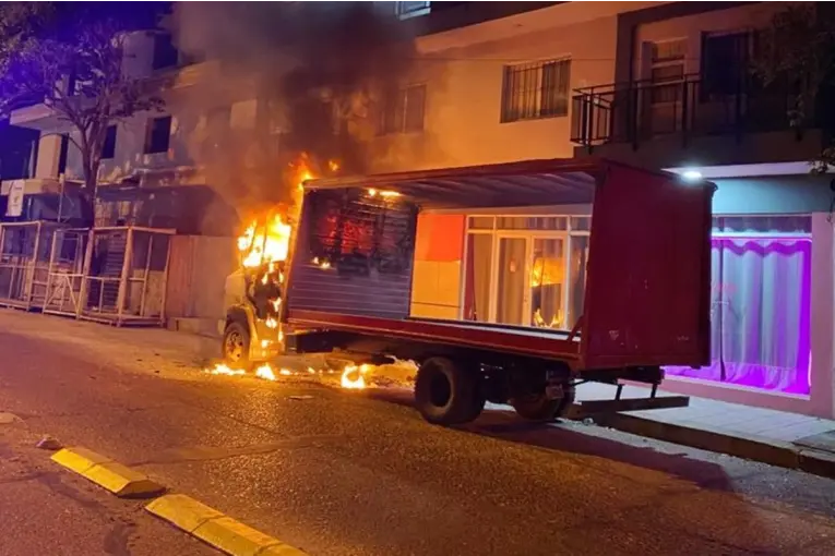 Un camión se incendió en plena vía pública e investigan si fue intencional