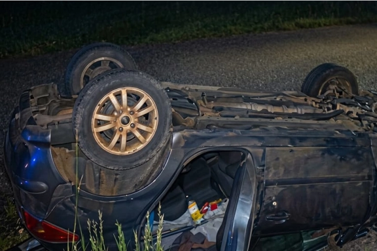 Un conductor perdió el control de su vehículo y terminó volcando en la autovía 14