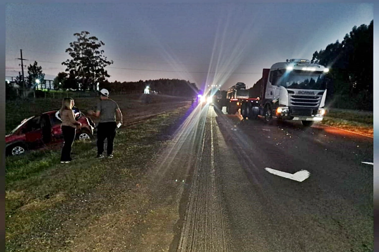 AUTOVÍA 14: Perdió el control de su rodado, casi choca contra un camión y terminó despistando