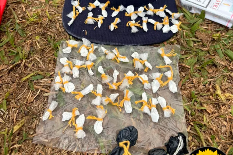 Detuvieron a adolescente y a joven con 80 envoltorios de cocaína fraccionada para la venta