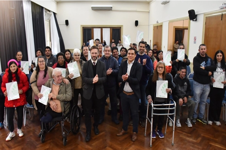 Cerca de treinta familias de Concordia reciben sus escrituras de vivienda