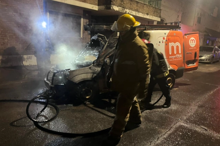 Incendio Devastador: Una Camioneta de Megacable se Consume en Concordia