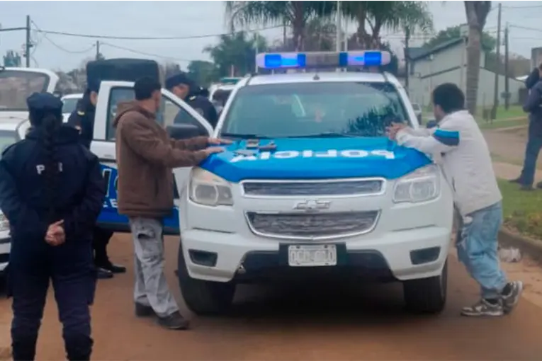 Detienen a dos hombres tras disturbio en la vía pública con armas y marihuana