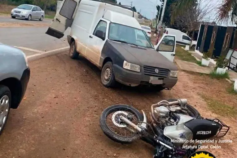 Grave Accidente en San José: Motociclista Sufre Fracturas Tras Choque con Furgoneta