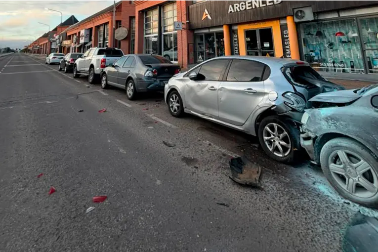 Conductor provoca choque múltiple en Paraná y no logra realizarse la alcoholemia