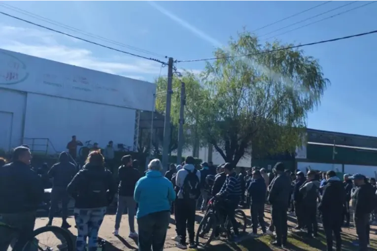 Movilización de trabajadores de Granja Tres Arroyos exige salarios y reapertura