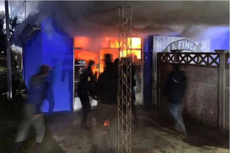 Incendio Devastador Destruye Distribuidora en Feliciano Sin Dejar Heridos