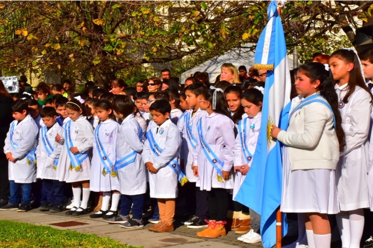 Concordia rinde homenaje a la Bandera con promesa de lealtad de alumnos