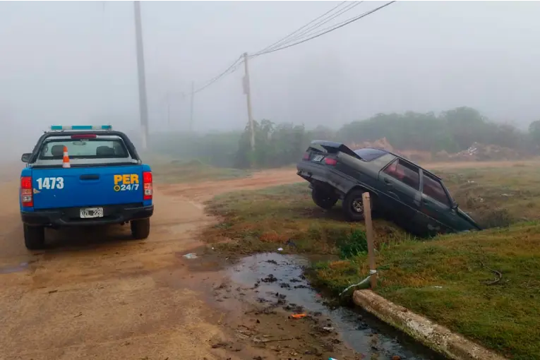 Accidente de auto en Concordia: Conductora ilesa tras caer en una zanja