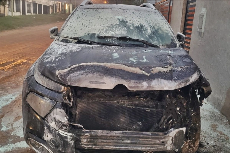 Investigan un presunto incendio intencional de una camioneta en Concordia
