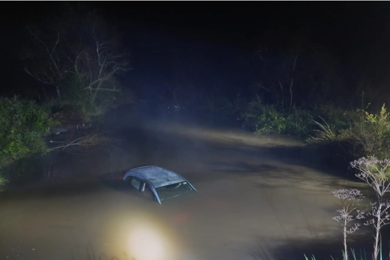 Heroico rescate: dos personas salvan sus vidas tras caer con su auto a un cauce de agua