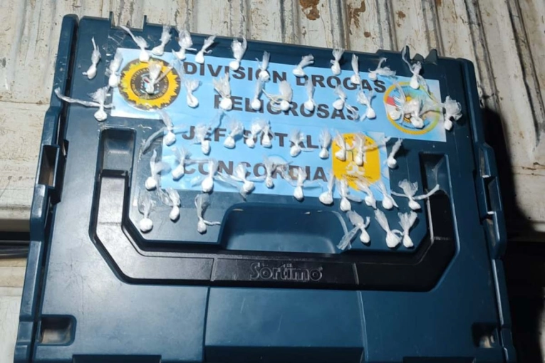 Operativo policial en Concordia: tres detenidos y 70 envoltorios de cocaína incautados