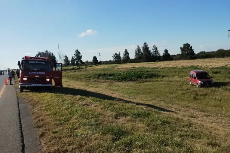 Despiste en la Autovía 14: Camioneta termina en el cantero central sin heridos
