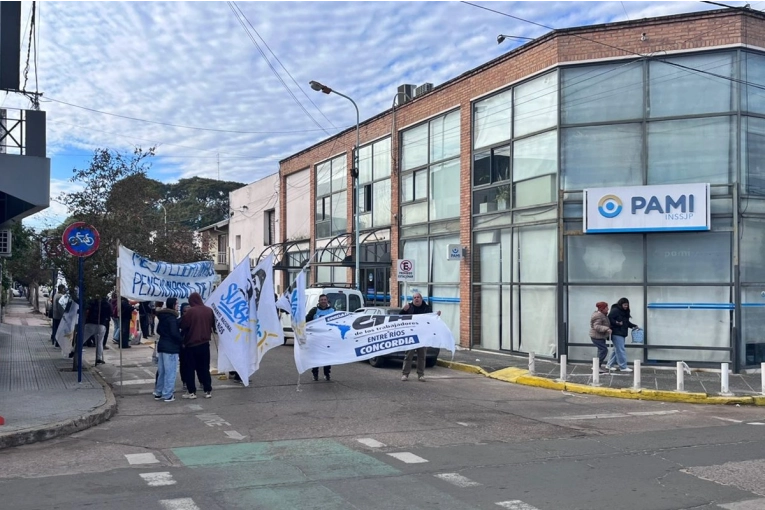 Jubilados y trabajadores de ATE se manifiestan ante el PAMI en Concordia