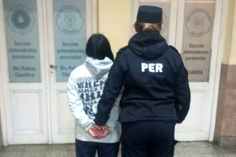 Detenida por Venta de Drogas: La Policía Encuentra 30 Dosis de Cocaína