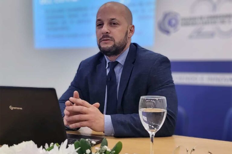 Justicia condena a OSER por demoras en reintegros a niño con discapacidad y critica su trato