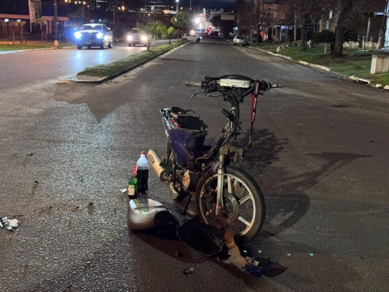 Choque entre moto y auto deja a dos jóvenes hospitalizados y conductor ebrio