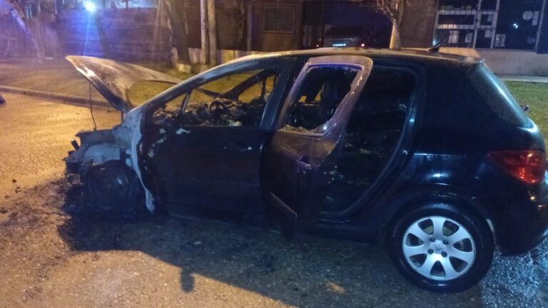 Bomberos Apagan Incendio en Auto en Plena Circulación: Sin Lesionados