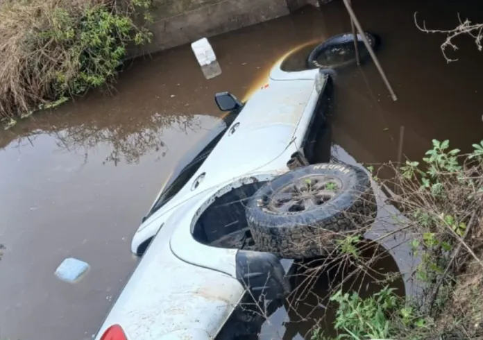 ¡Milagro en la Ruta 1! Una familia sale ilesa tras vuelco y caída a un arroyo