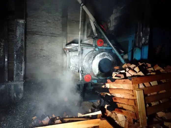 Incendio en Fábrica de Pallets: Origen Eléctrico y Daños Significativos