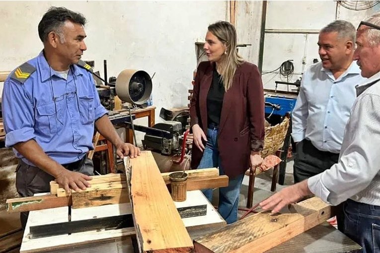 Más de 100 muebles escolares restaurados por internos de la Unidad Penal serán entregados a escuelas de Concordia