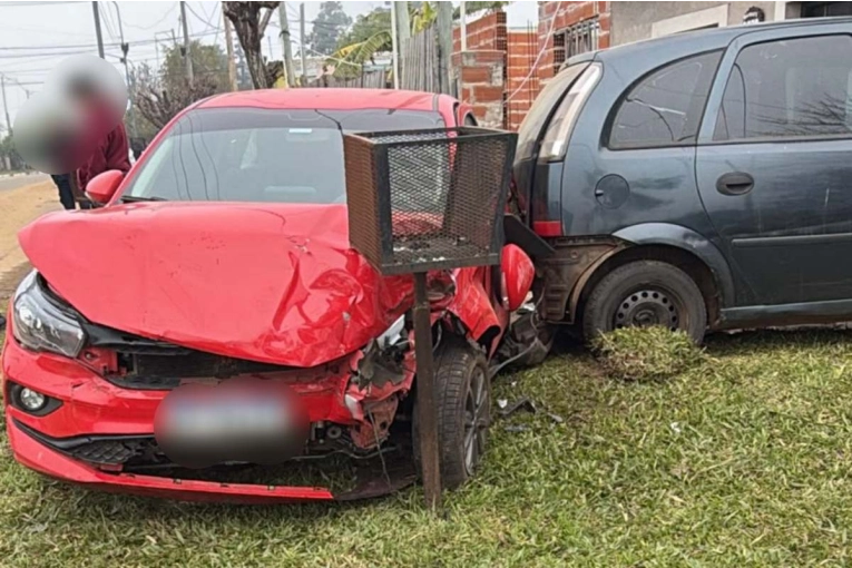 Investigan un Accidente Vial Inusual: Auto Se Sube a la Vereda y Provoca Daños