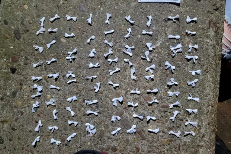 Capturan a dos hombres intentando ocultar cocaína mediante una menor en Concordia