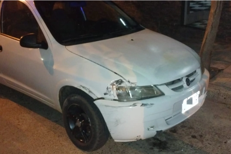 Conductor sorprendido dormido en su camioneta tras chocar un auto estacionado