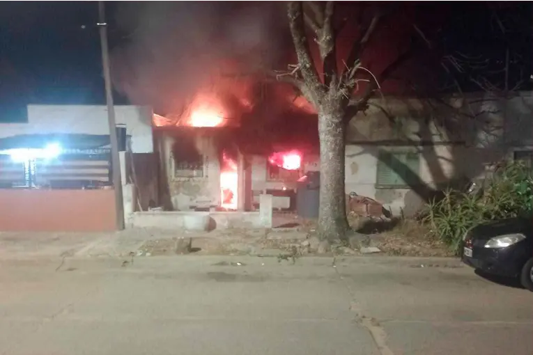 Tragedia en Concepción del Uruguay: Hombre muere tras incendio que destruyó su hogar