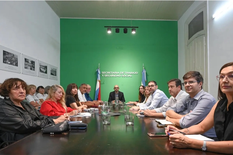 Gobierno Provincial Ofrece Aumento Salarial a Empleados Estatales en Nueva Paritaria