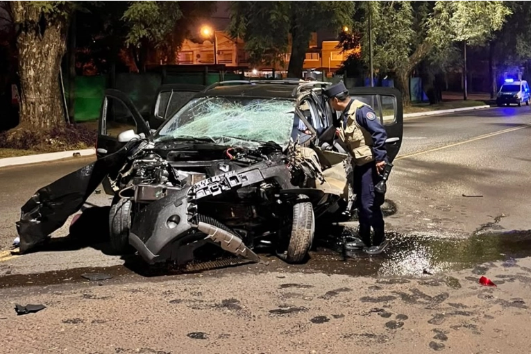 Joven de 25 años sufre graves lesiones tras impactar contra un árbol en Concordia