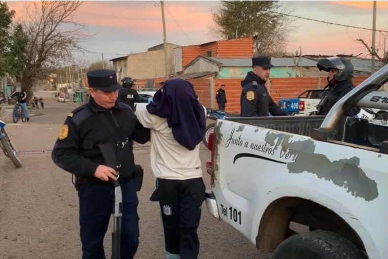 Operativos Policiales Resultan en Detenciones y Secuestro de Drogas en la Ciudad