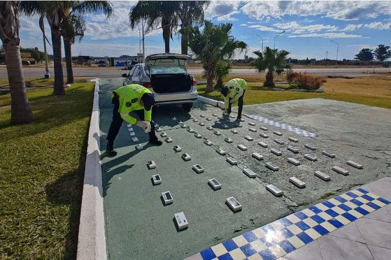 Descubren un cargamento ilícito de celulares escondidos en un auto valuado en 22 millones