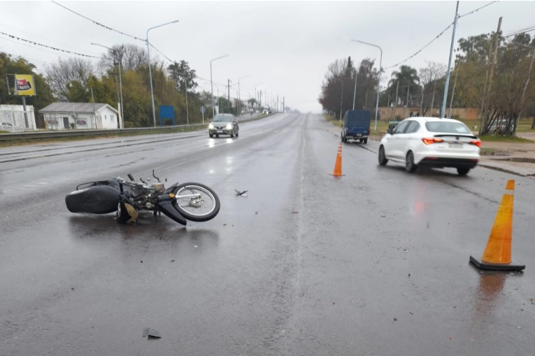 Accidente en Villa Adela: Motociclista herido tras colisión con camioneta