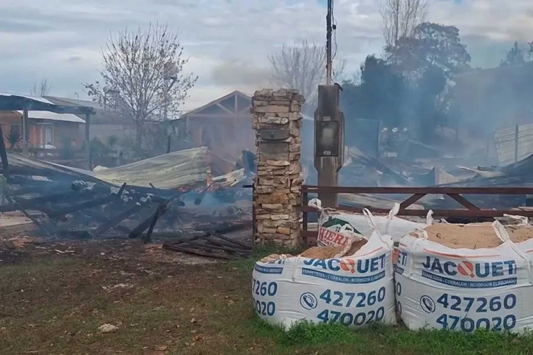 Incendio arrasa con un complejo turístico en Colón