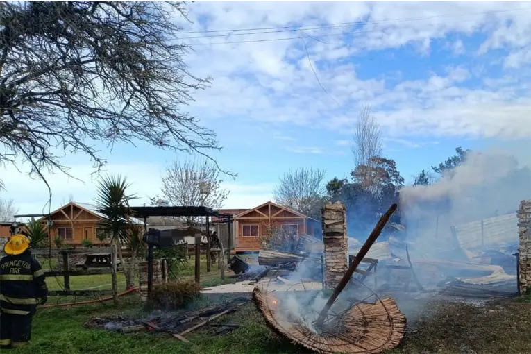 Incendio Devastador en Colón: Se Investiga el Origen del Sinistro que Arrasó un Complejo Turístico