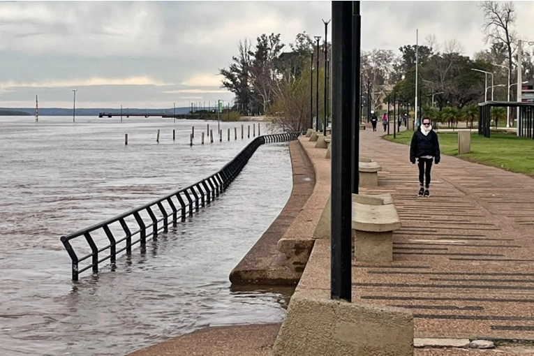 Creciente del río Uruguay amenaza la Costanera Baja de Concordia