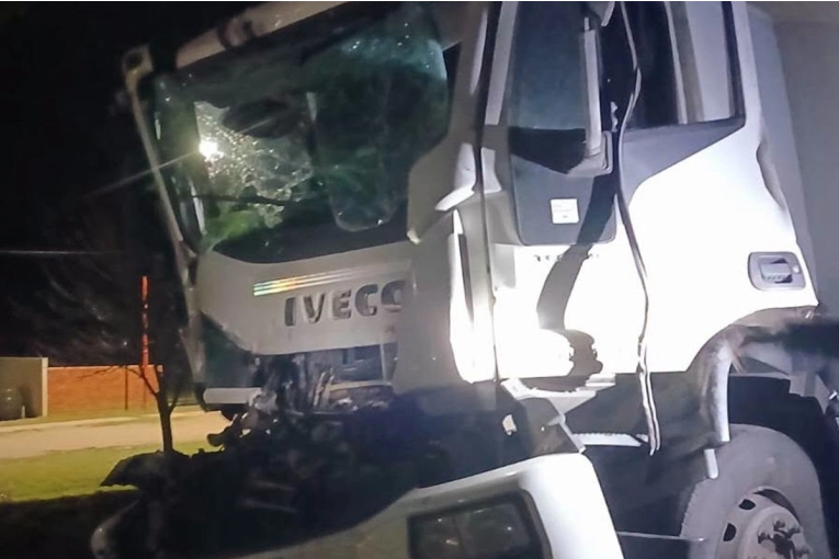 Accidente entre dos camiones deja un herido en ruta nacional 127
