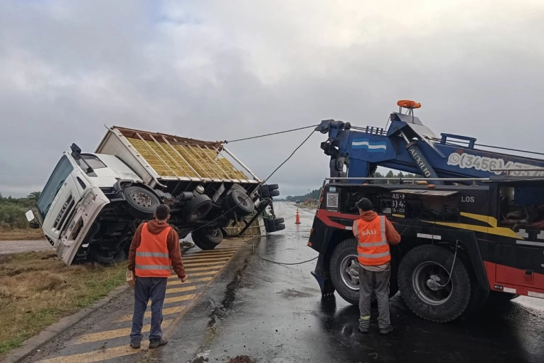 Accidente en la Ruta 14: Camión vuelca y interrumpe el tránsito hacia el norte