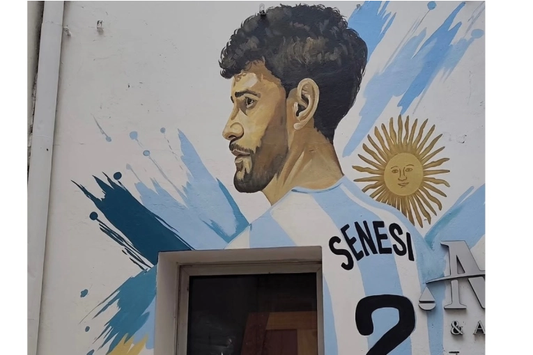 Artista de Concordia Rinde Homenaje a Marcos Senesi con un Impactante Mural