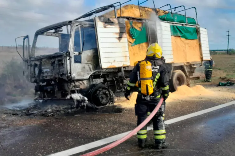 Incendio de Camión en la Autovía Artigas: Sin Lesionados pero con Daños Materiales