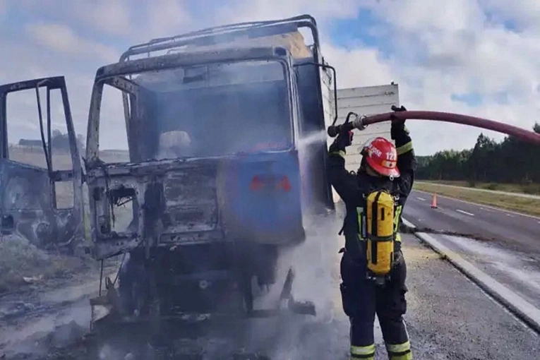 Incendio de camión con aserrín paraliza la Autovía 14
