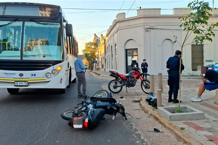 Accidente en Concordia: Dos heridos tras colisión entre colectivo y motos