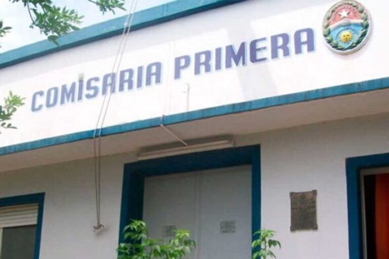 Hombre Arrestado por Agresión a su Madre en Presencia de Menores