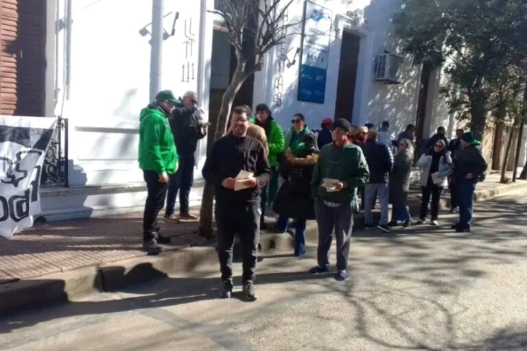 Trabajadores de LT11 se movilizan por salarios insuficientes y condiciones laborales precarias